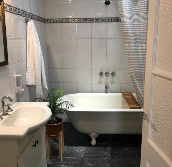 تختخواب و صبحانه La Yurta