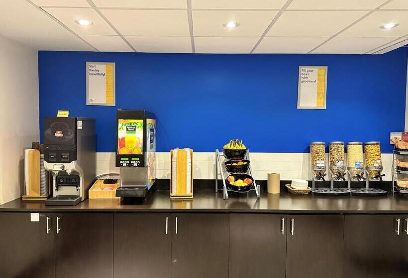 בית מלון כפרי Days Inn & Suites By Wyndham North Bay Downtown
