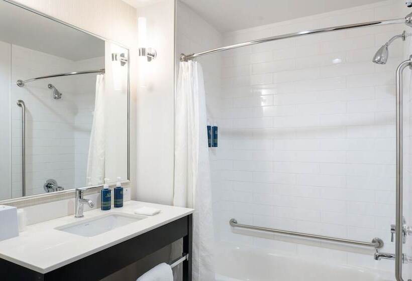 هتل Four Points By Sheraton Edmonton International Airport