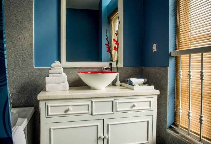 Отель The Frangipani Royal Palace