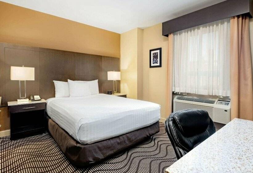 فندق La Quinta By Wyndham Oshawa