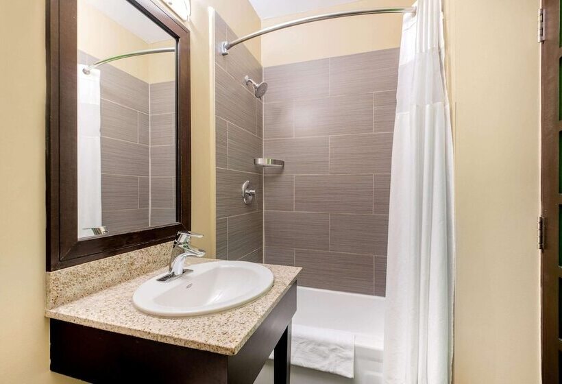 فندق La Quinta By Wyndham Oshawa