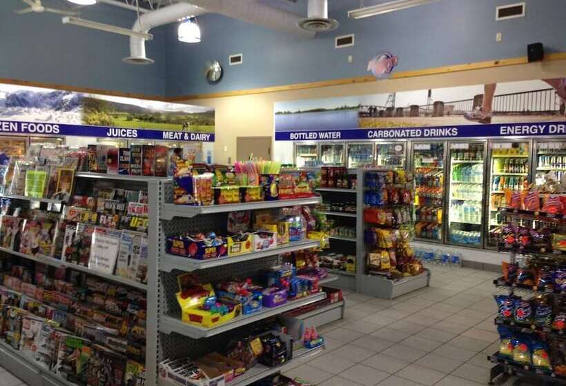 فندق Petawawa River Inn & Suites