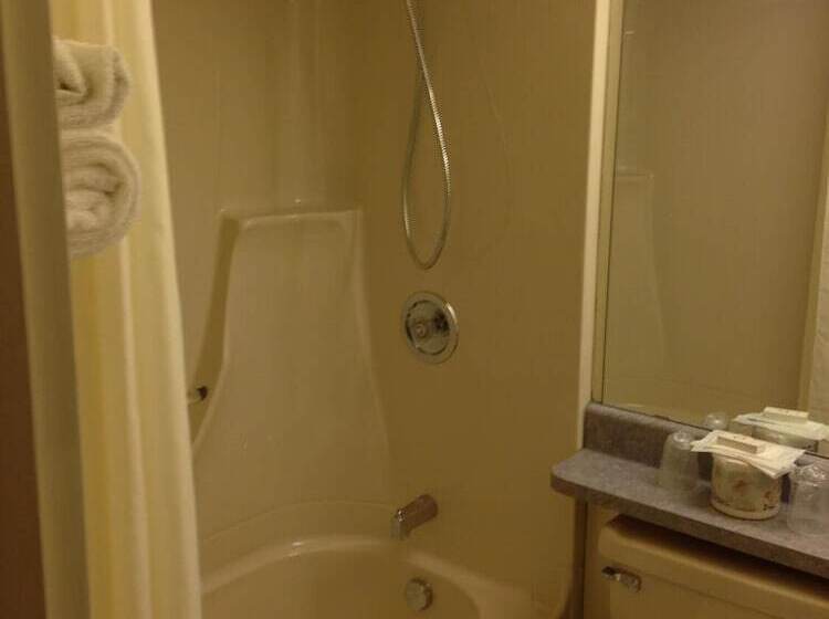 فندق Petawawa River Inn & Suites