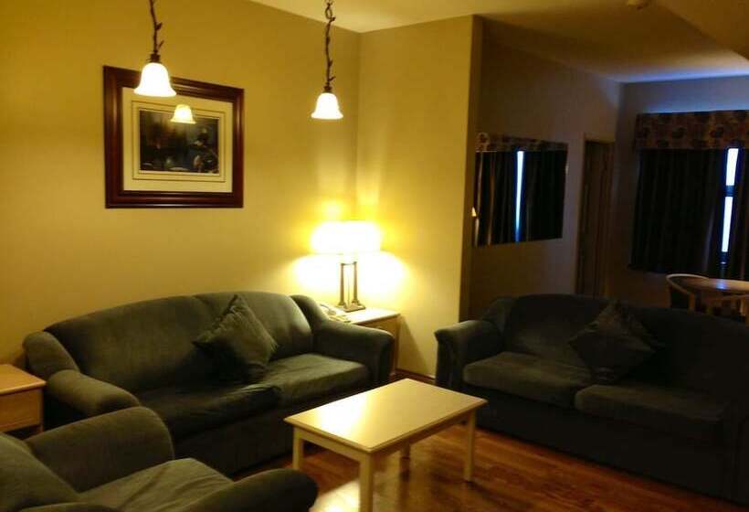 فندق Petawawa River Inn & Suites