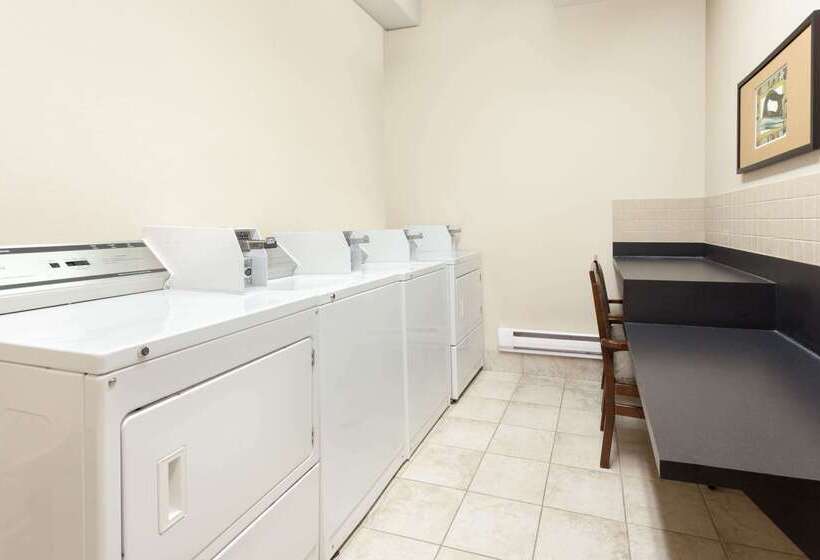 فندق Ramada By Wyndham Weyburn