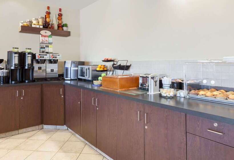 فندق Ramada By Wyndham Weyburn