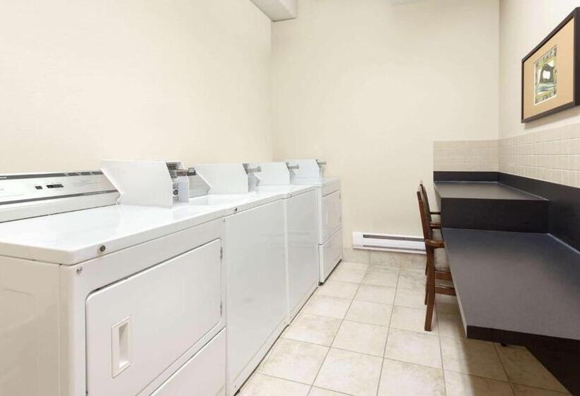 فندق Ramada By Wyndham Weyburn