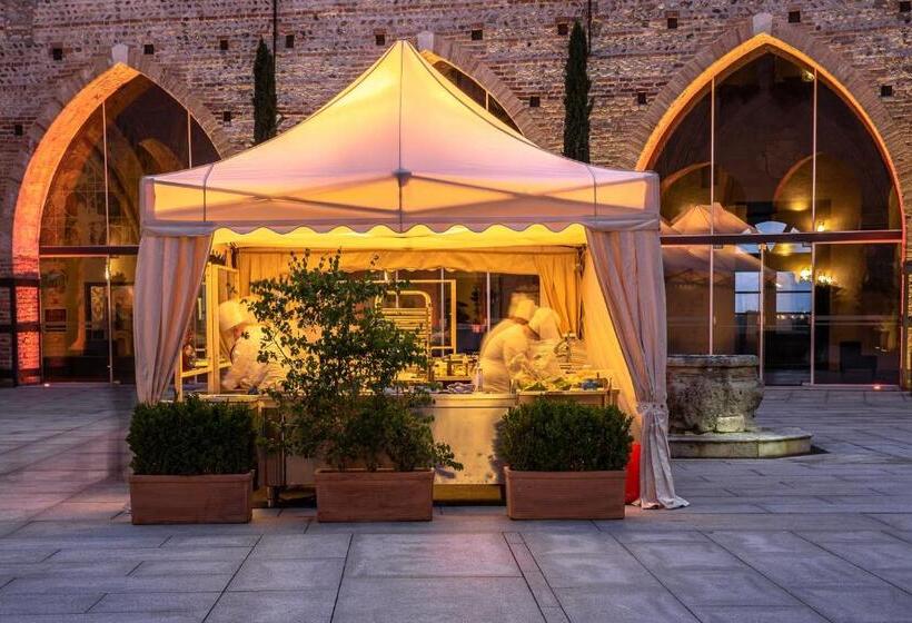 فندق Castello Visconteo