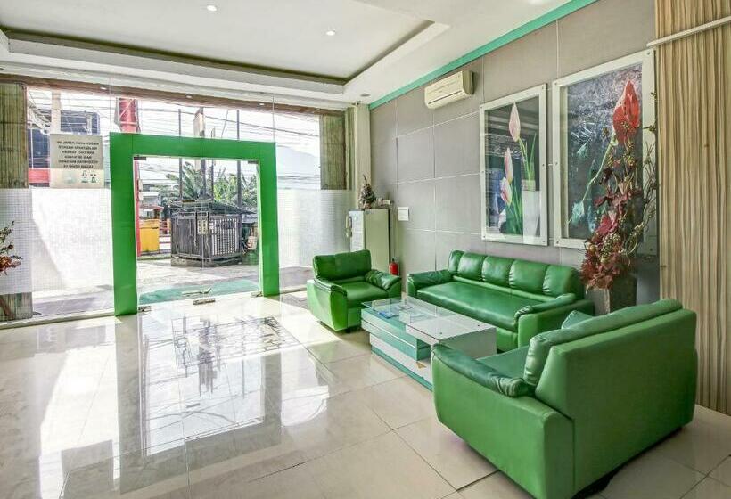 ホテル Reddoorz At Jalan Emmy Saelan Palu