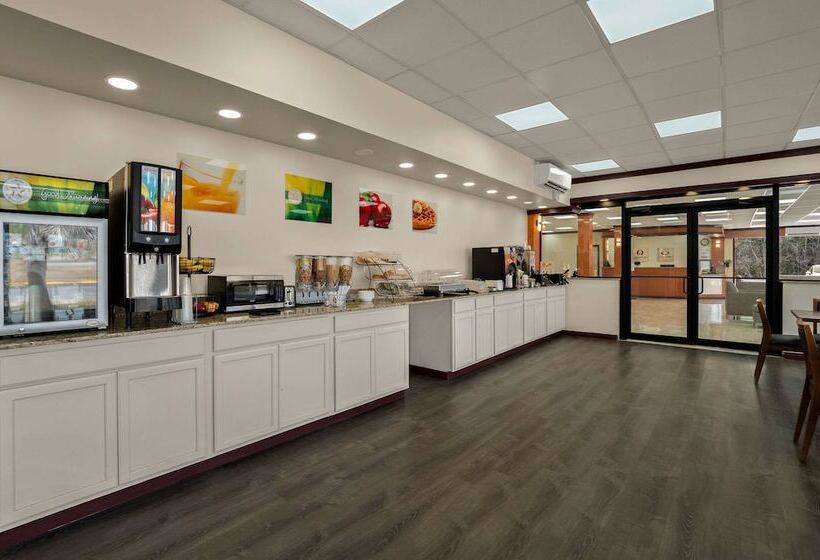 בית מלון כפרי Econo Lodge