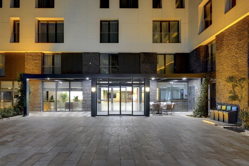هتل Leo Suites