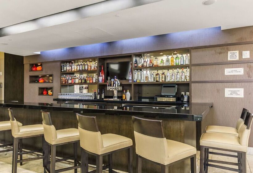 هتل Embassy Suites Newark Airport