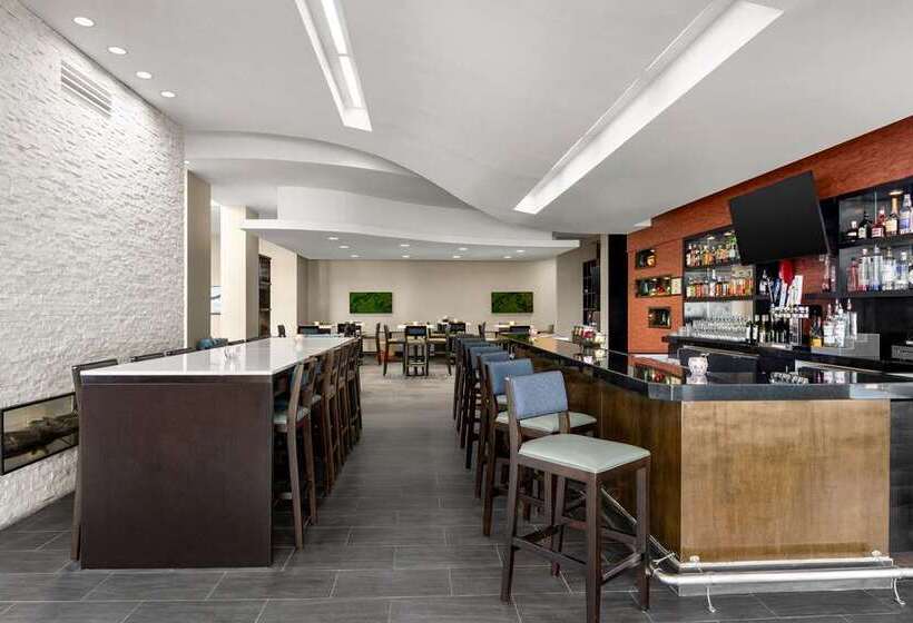 هتل Embassy Suites Newark Airport