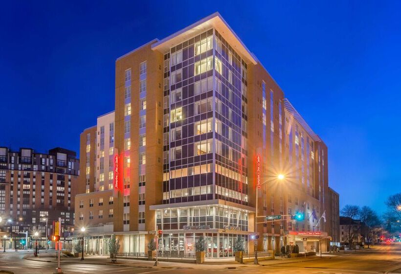 هتل Hampton Inn & Suites Madison / Downtown