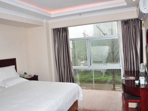 Отель Greentree Inn Chongqing North Railway Station Expr