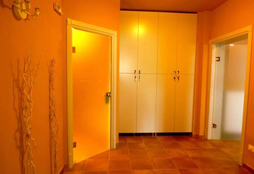 هتل The Lotus Tree