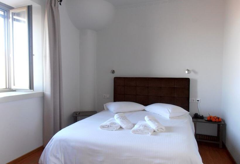 هتل The Lotus Tree