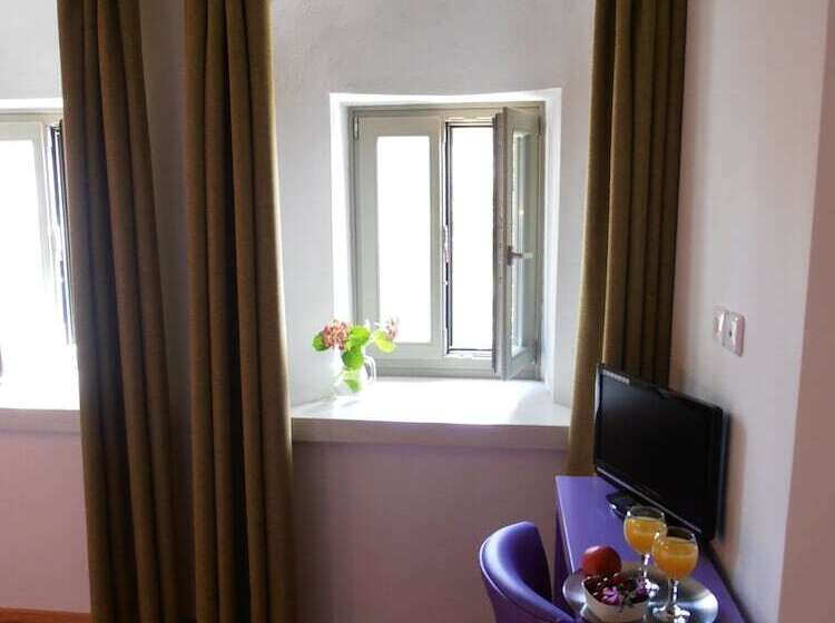 هتل The Lotus Tree