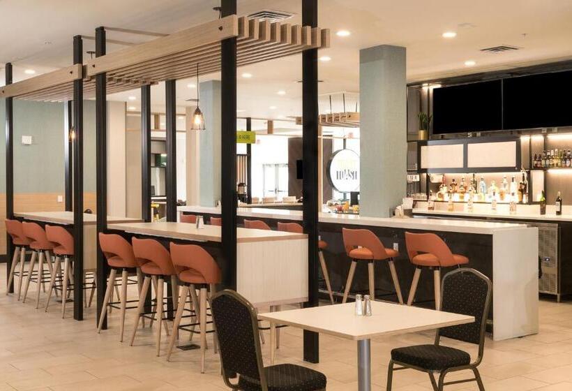 בית מלון כפרי Holiday Inn & Suites Detroit   Troy, An Ihg