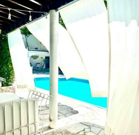 بنسيون La Casita Inn Bustamante