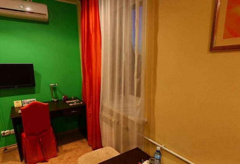 فندق Alexander House