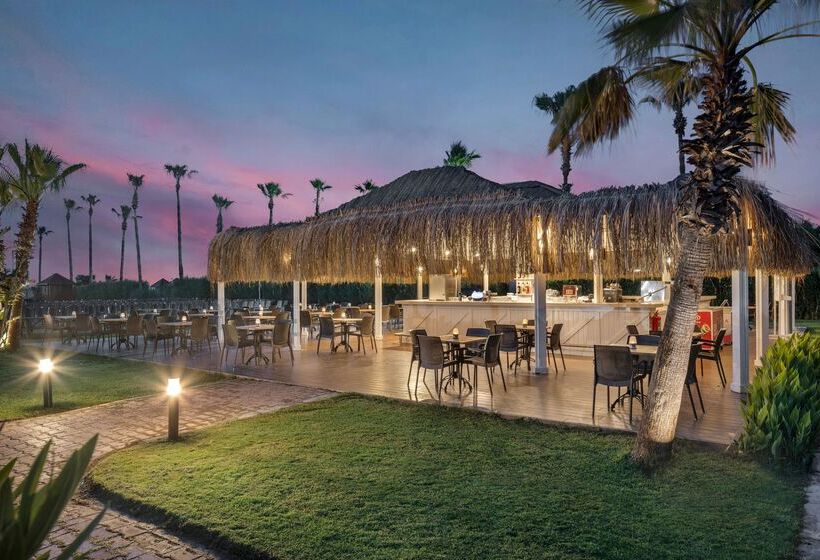 استراحتگاه Wyndham Garden Lara