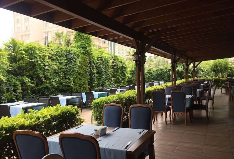 استراحتگاه Wyndham Garden Lara