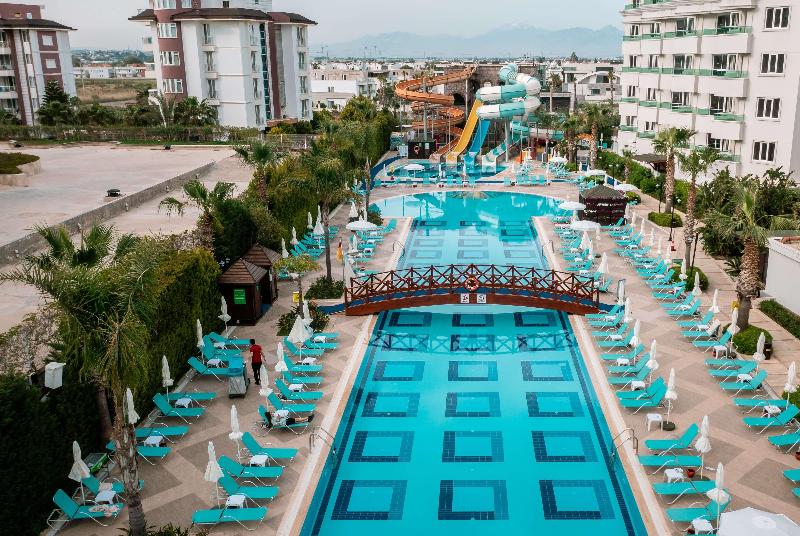 استراحتگاه Wyndham Garden Lara