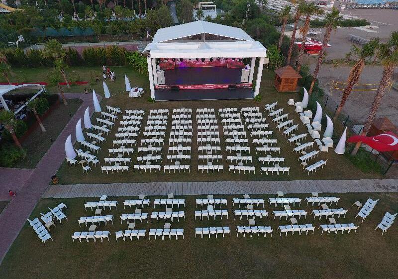 استراحتگاه Wyndham Garden Lara