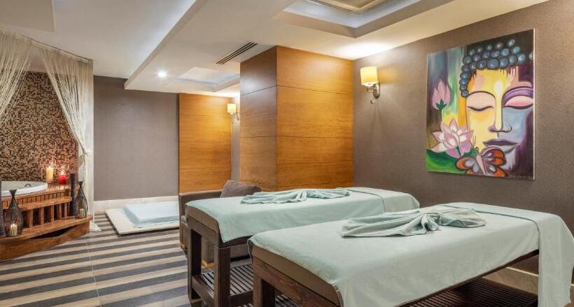 استراحتگاه Wyndham Garden Lara