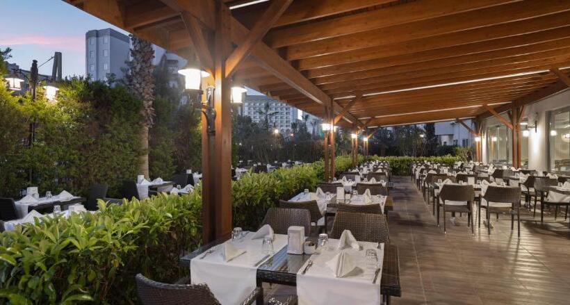 استراحتگاه Wyndham Garden Lara