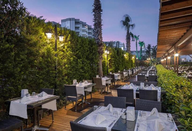 استراحتگاه Wyndham Garden Lara