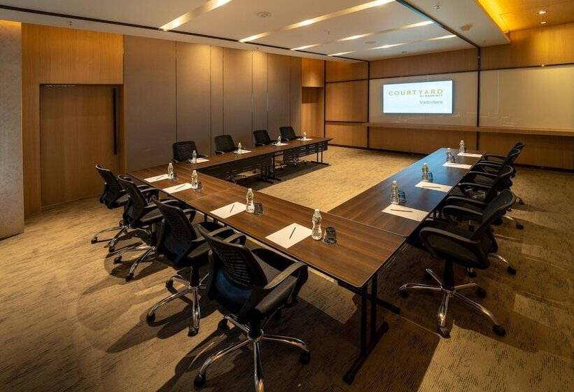 בית מלון כפרי Courtyard By Marriott Vadodara