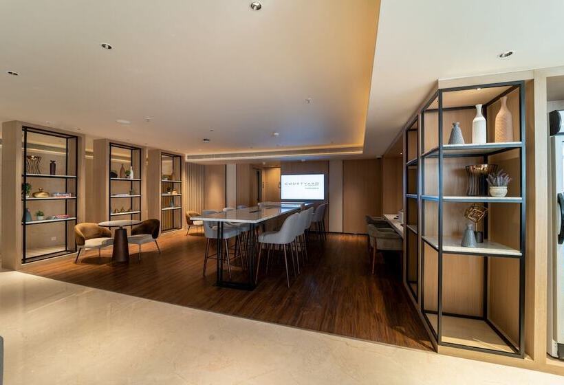 فندق Courtyard By Marriott Vadodara