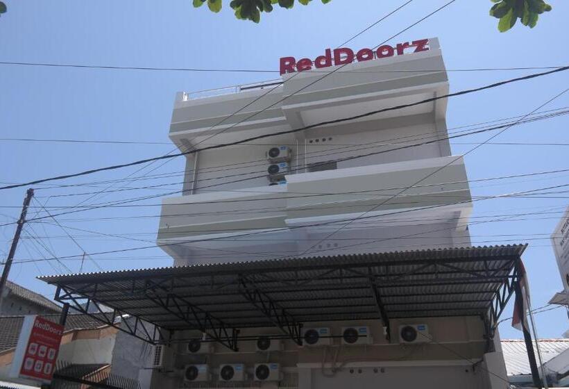 فندق Reddoorz Near Mall Ratu Indah 3