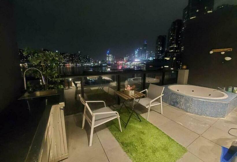 펜션 City Unique Waterfront Townhouse