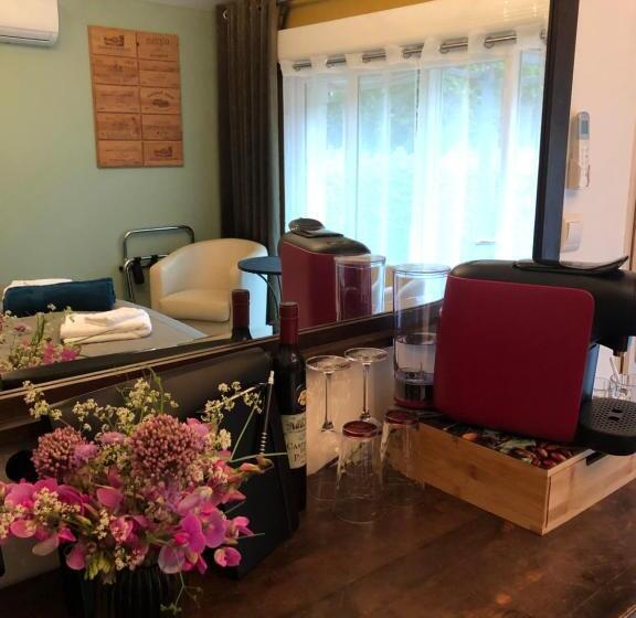 ベッドアンドブレックファースト Marie Jean Chambre D Hotes & Gite