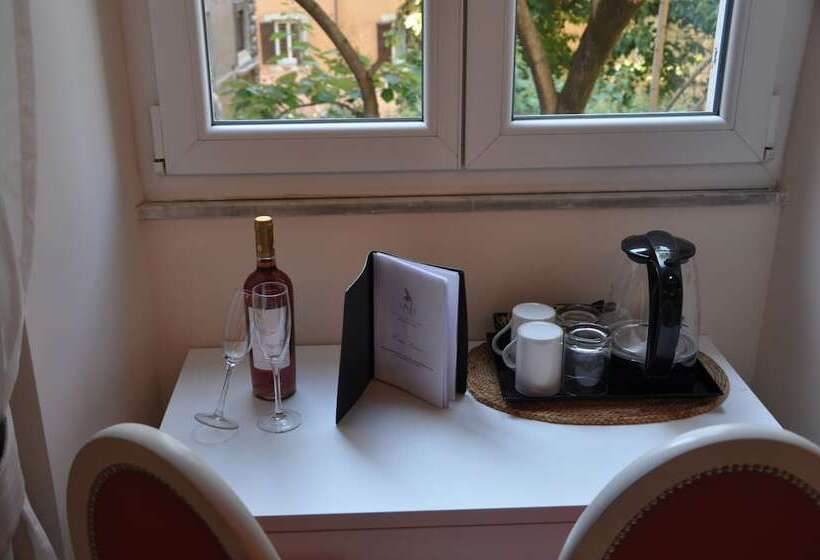 تختخواب و صبحانه Navona Nice Room