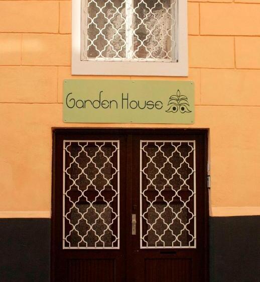 簡易ホテル Garden House