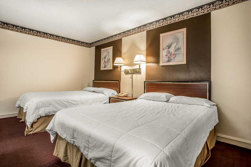 فندق Econo Lodge Breezewood