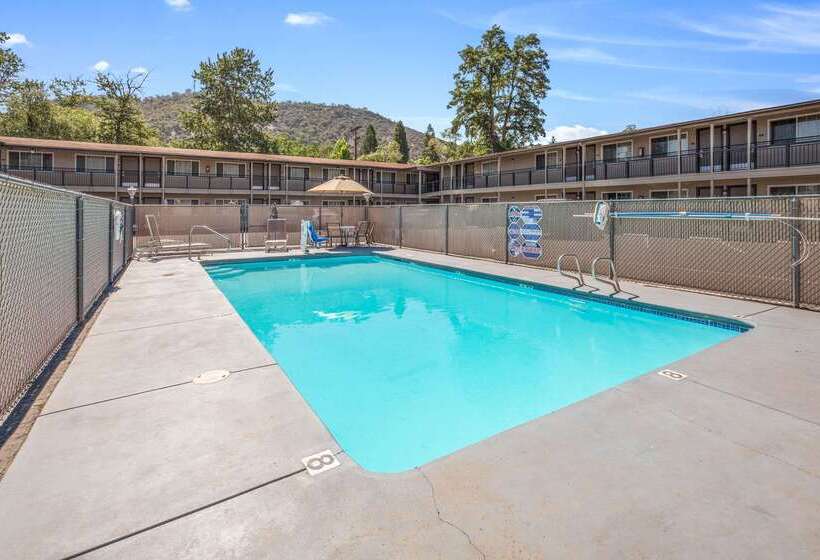 酒店 Econo Lodge Inn & Suites