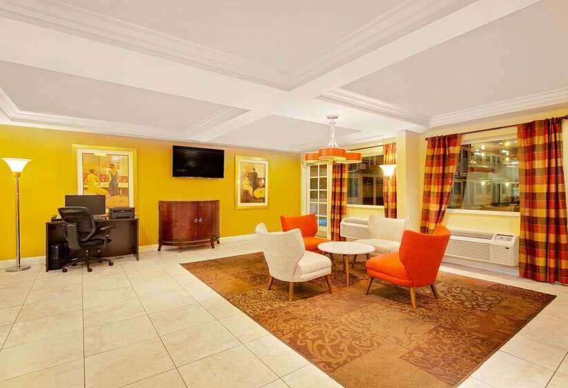 هتل Howard Johnson By Wyndham Las Vegas Near The Strip