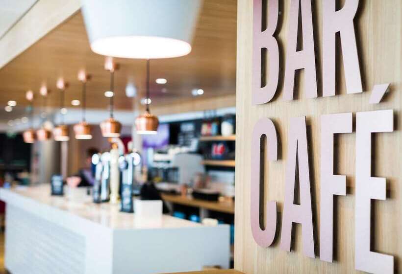 בית מלון כפרי Travelodge Newcastle Under Lyme Central