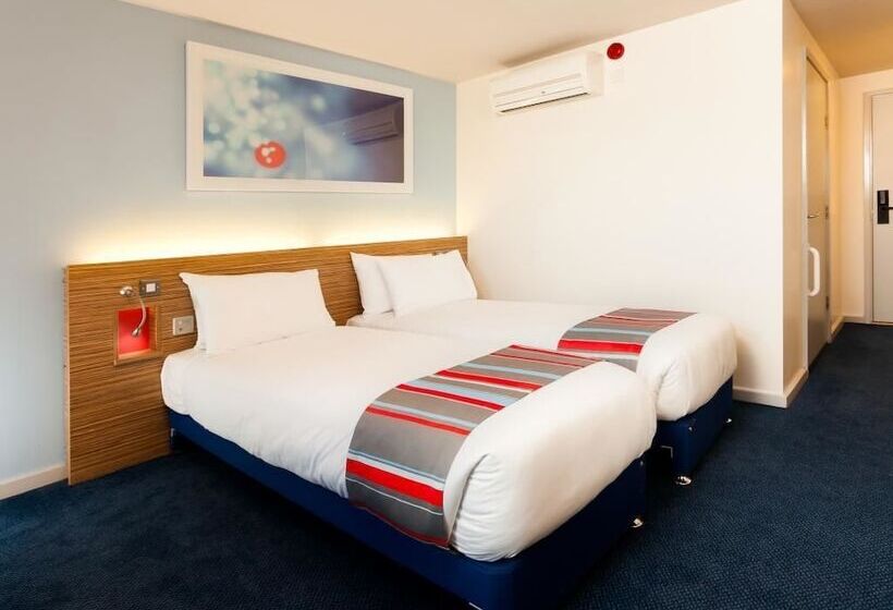בית מלון כפרי Travelodge Newcastle Under Lyme Central