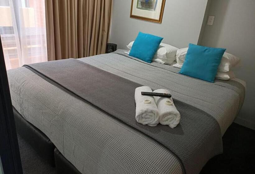 هتل Boulevard On Beaumont