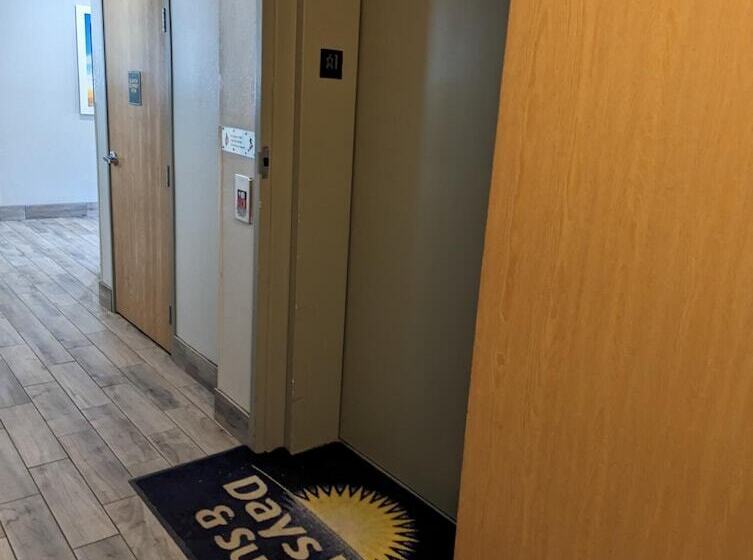 فندق Days Inn & Suites By Wyndham Castle Rock