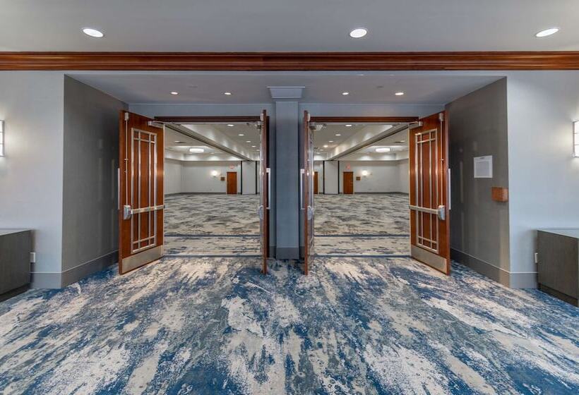 هتل Doubletree By Hilton New Bern Riverfront