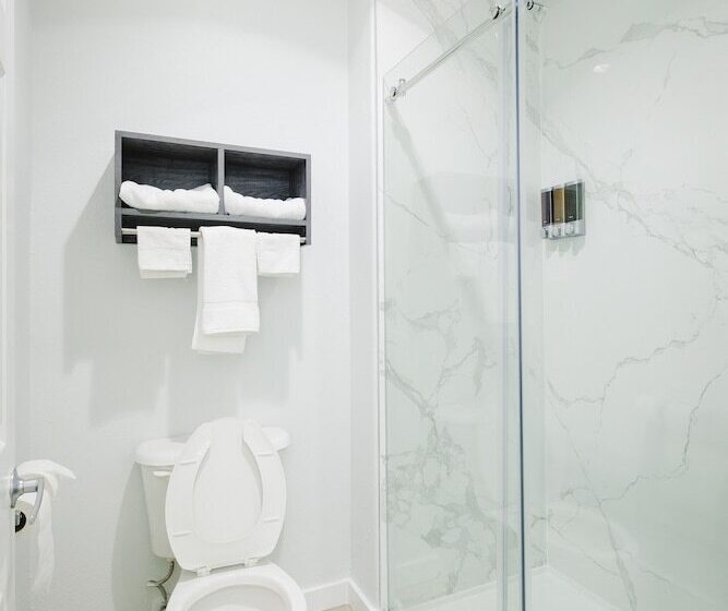 בית מלון כפרי Sapphire Inn And Suites