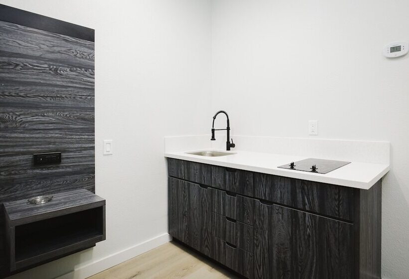 בית מלון כפרי Sapphire Inn And Suites